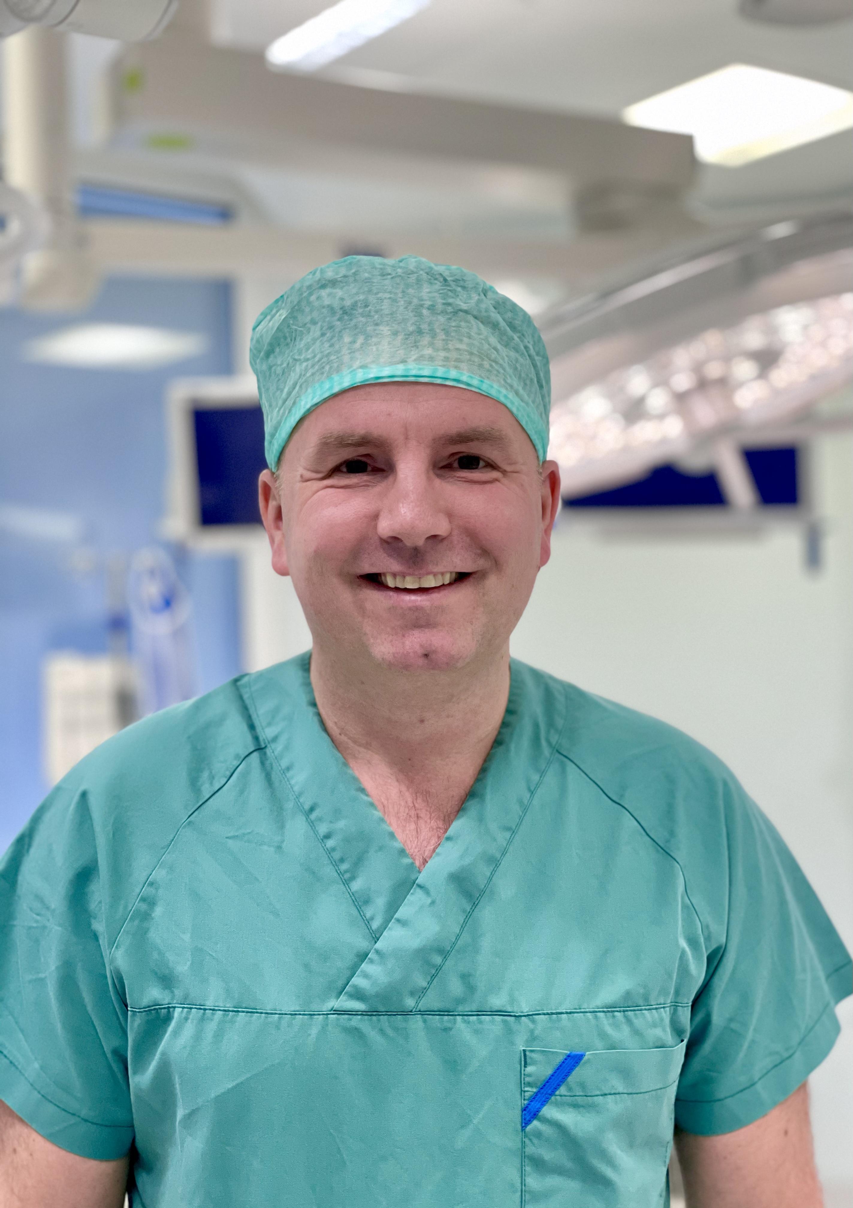 Cato Kjærvik er spesialist i ortopedisk kirurgi og har sin arbeidsplass ved Nordlandssykehuset avdeling Vesterålen. I tillegg er han ph.d.-student ved UiT Norges arktiske universitet og tilknyttet Klin.reg-studien ved SKDE. Foto: Privat